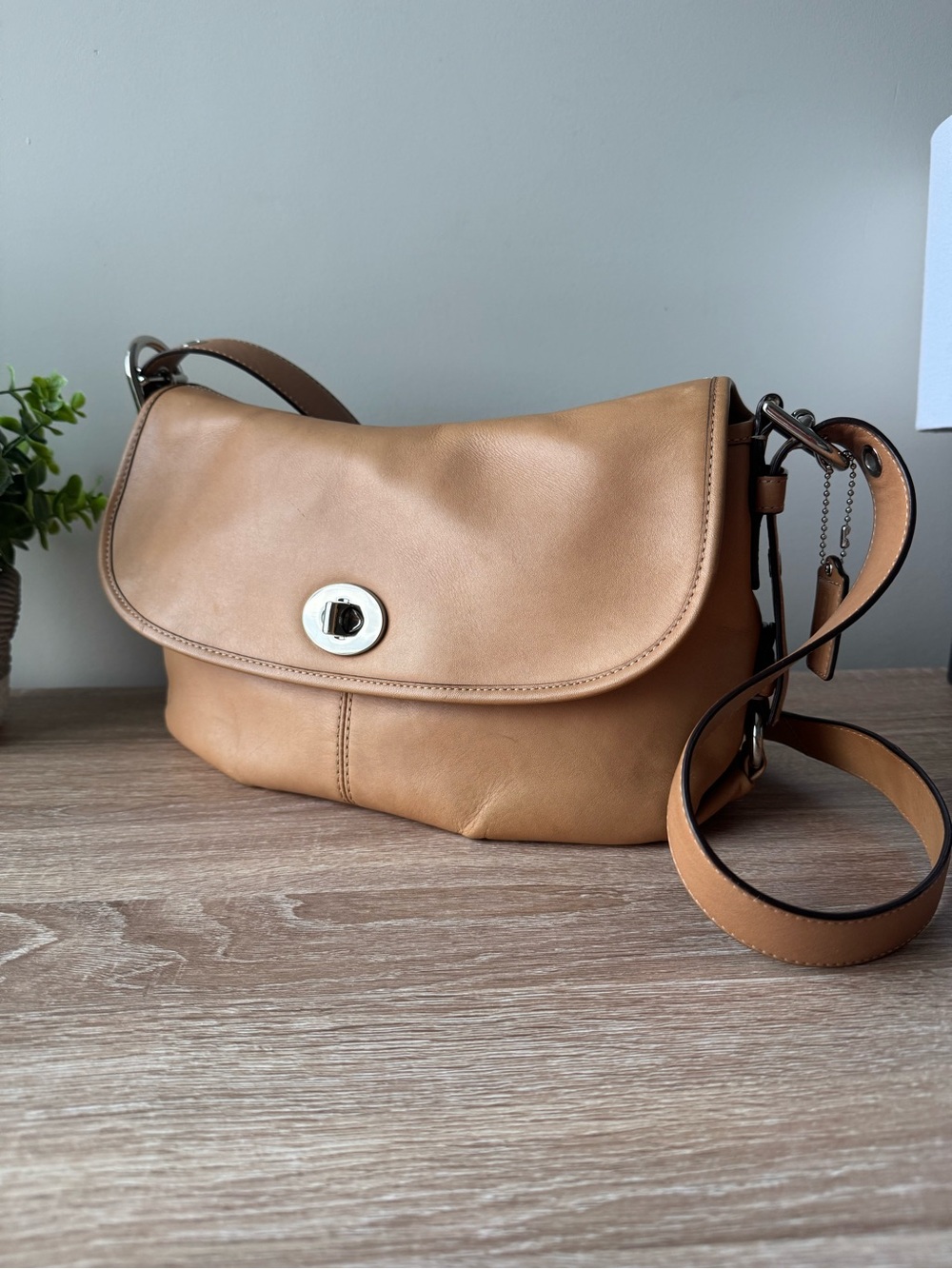 Y2K Coach Vintage Legacy Leather Turnlock Flap Duffle Bag Tan Crossbody F15170 - Picture 2 of 13